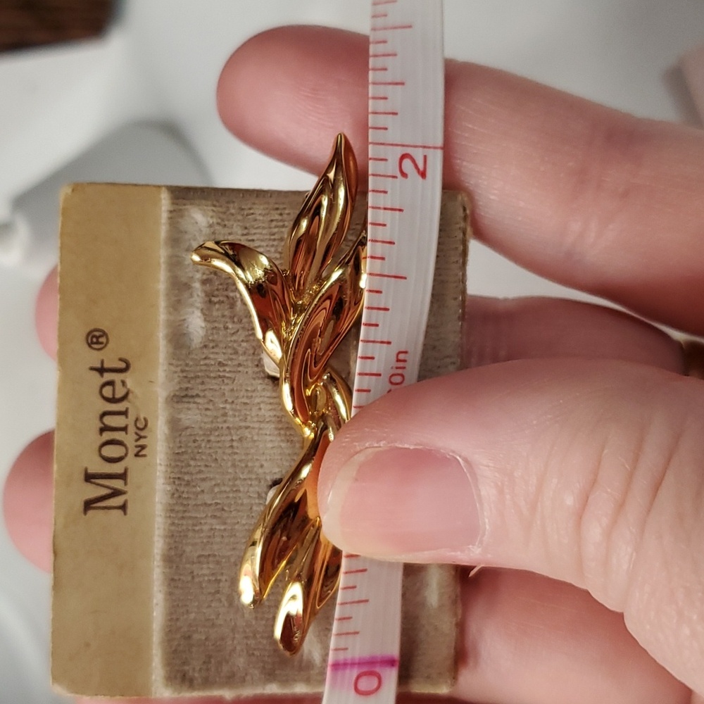 Monet Gold Tone Twisted Bow Brooch Pin on vintage card. New old stock - Picture 5 of 5